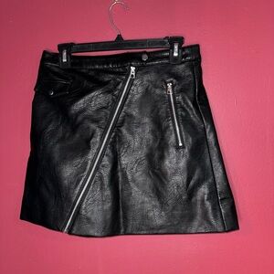 Divided black faux leather mini skirt with diagonal zipper detail